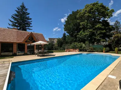 Gite à Châteauroux,Résidence élégante avec piscine privée et parking en plein centre-ville de Châteauroux FR-1-591-550 N°964496