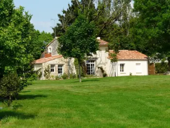 Casa rural en Bourneau,Maison rénovée avec grand terrain, équipements enfants, 3 chambres, proche de D938, vélos inclus FR-1-426-539 N°964894