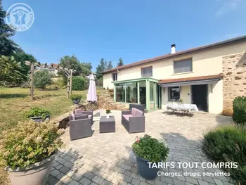 Cottage in Saint Galmier,Gîte de charme avec terrasse, jardin et jeux - tout inclus, lits faits, linge fourni à Saint-Galmier FR-1-496-300 N°966808