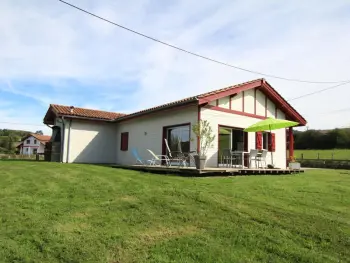 Casa rural en Ahaxe Alciette Bascassan Ahaxe,Maison bois-pierre, grand jardin, terrasse, 2 chambres avec sanitaires privés, vélos à louer FR-1-384-141 N°977941