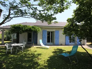 Gite in Laroin,Charmante maison de plain-pied avec jardin clos, terrasse et mobilier, proche de Pau et de la rivière. FR-1-384-886 N°977995