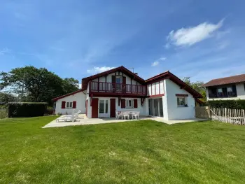 Gite à Arcangues,Maison basque rénovée avec terrasse et jardin, proche plages et randonnées, équipements inclus FR-1-384-899 N°981022