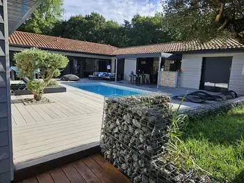 Villa in Soustons,Villa moderne à Soustons avec piscine chauffée, 3 chambres et cuisine extérieure, animaux acceptés FR-1-379-167 N°990971