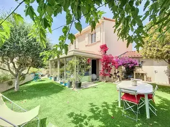 Villa in La Ciotat,Charmante Villa 4 Pièces avec Piscine, Terrasse et Parking Privé à La Ciotat - Proche Plages FR-1-770-33 N°995074