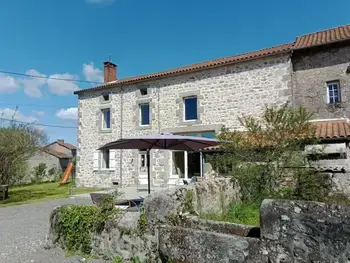 Agriturismo a Saint Estèphe,Maison en pierre rénovée, 6 pers, jardin, activités nature, proche étang, équipements complets. FR-1-616-345 N°996545