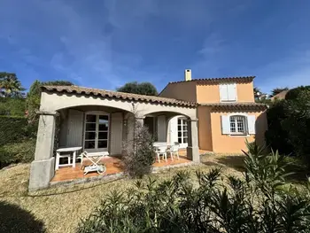 Casa en La Croix Valmer,Maison Individuelle 2 Chambres avec Jardin, Piscine et Tennis, Proche du Centre-Village FR-1-726-44 N°998555