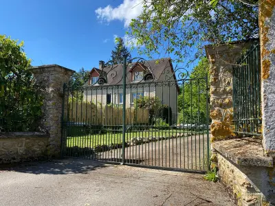 Gite à La Chartre sur le Loir,Grande Maison en Bord de l'Eau avec Jardin - 6 Chambres, Proche Commerces FR-1-410-442 N°1001561