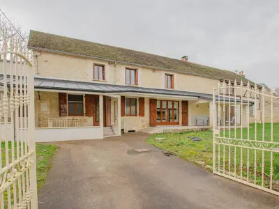 Gite à Arrelles,Charmant Gîte avec Jardin, Cheminée et Jacuzzi, Parfait pour Familles et Amis - Animaux Acceptés FR-1-543-318 N°1003697