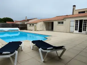 Huisje in Saint Georges d'Oléron,Maison oléronaise avec piscine, jardin clos et à 1km de la plage de Foulerot FR-1-778-30 N°1009149