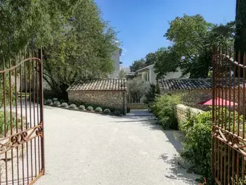 Casa en Ménerbes,Mas de luxe à Ménerbes : 5 ch, piscine privative, clim, animaux admis, parking FR-1-708-83 N°1018248